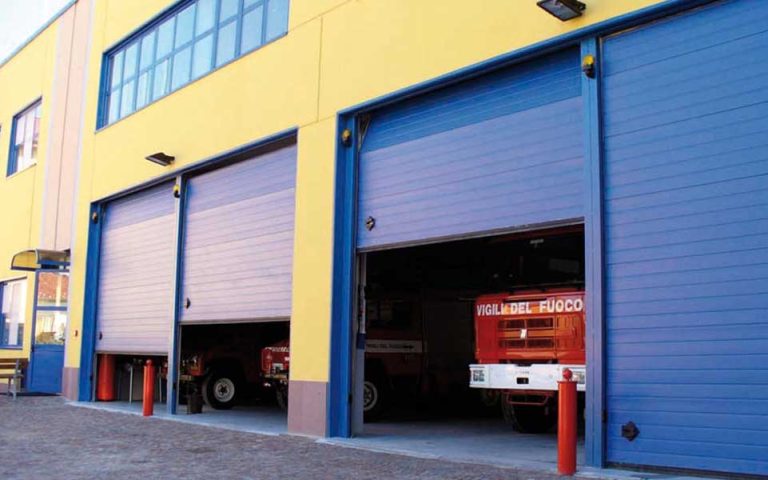Portone sezionale installato a Piacenza da Edilnova sas